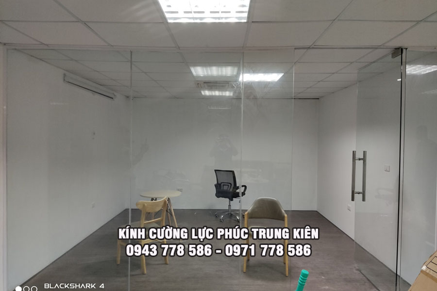 Kính cường lực khung gỗ: Sang trọng, chắc chắn và ứng dụng trong không gian sống